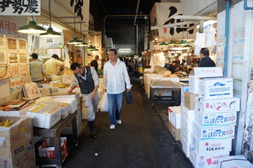 Walking through the aisles of Tsukiji fish market